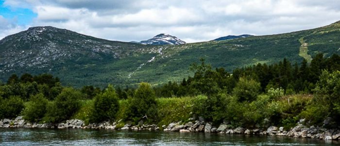 Montagne au dessus d'une rivière Norvégienne